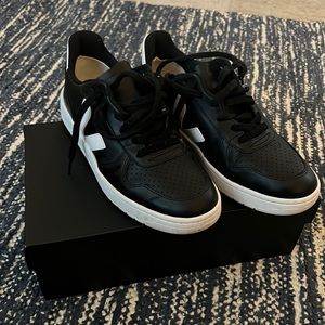 BRAND NEW Veja V-10 Sneakers